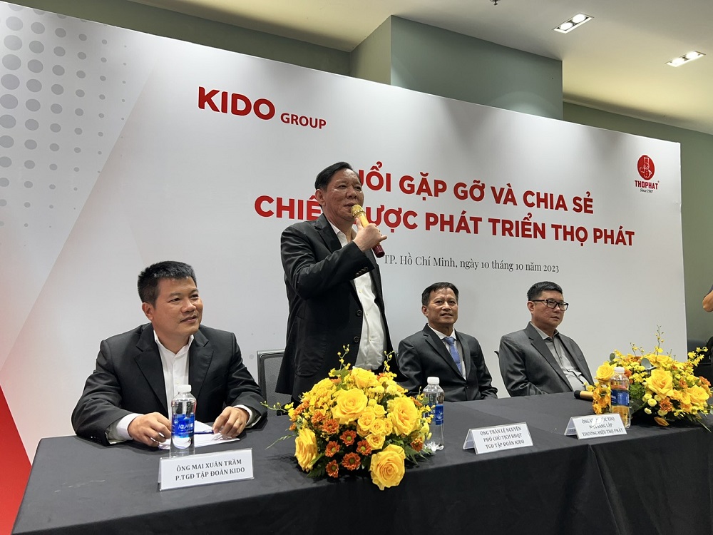 Ông Trần Lệ Nguyên (đứng) khẳng định không xáo trộn hoạt động Thọ Phát mà hỗ trợ để tăng giá trị công ty