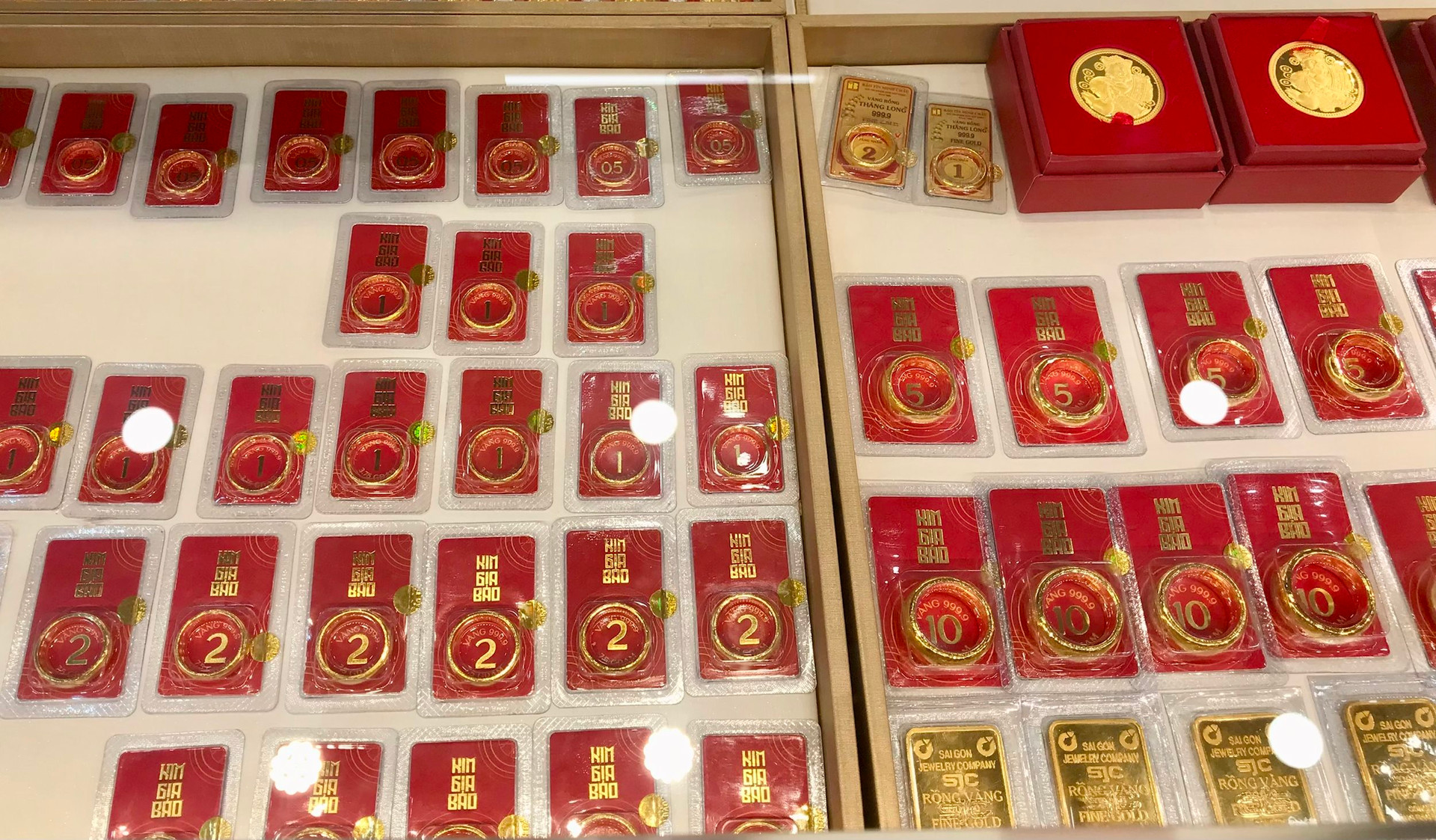 Giá vàng SJC đi xuống bất chấp giá vàng thế giới đang tăng khá mạnh.