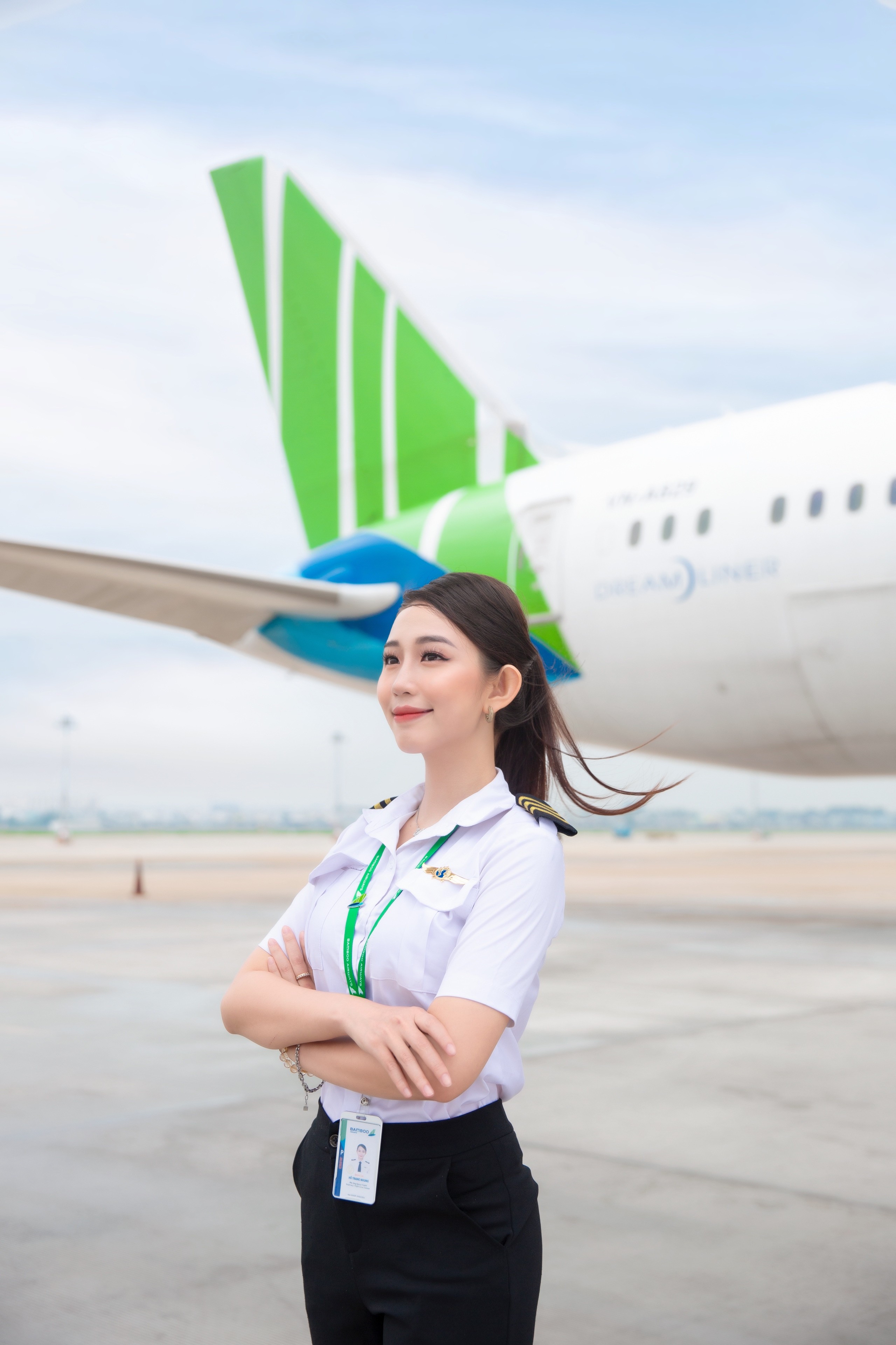 Trang Nhung hiện là nữ cơ phó Việt Nam đầu tiên lái máy bay Embraer.