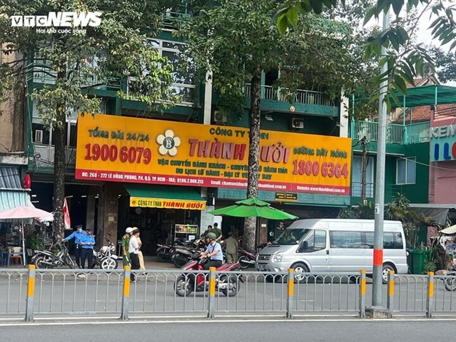 Lực lượng chức năng kiểm tra hoạt động nhà xe Thành Bưởi tại trụ sở công ty