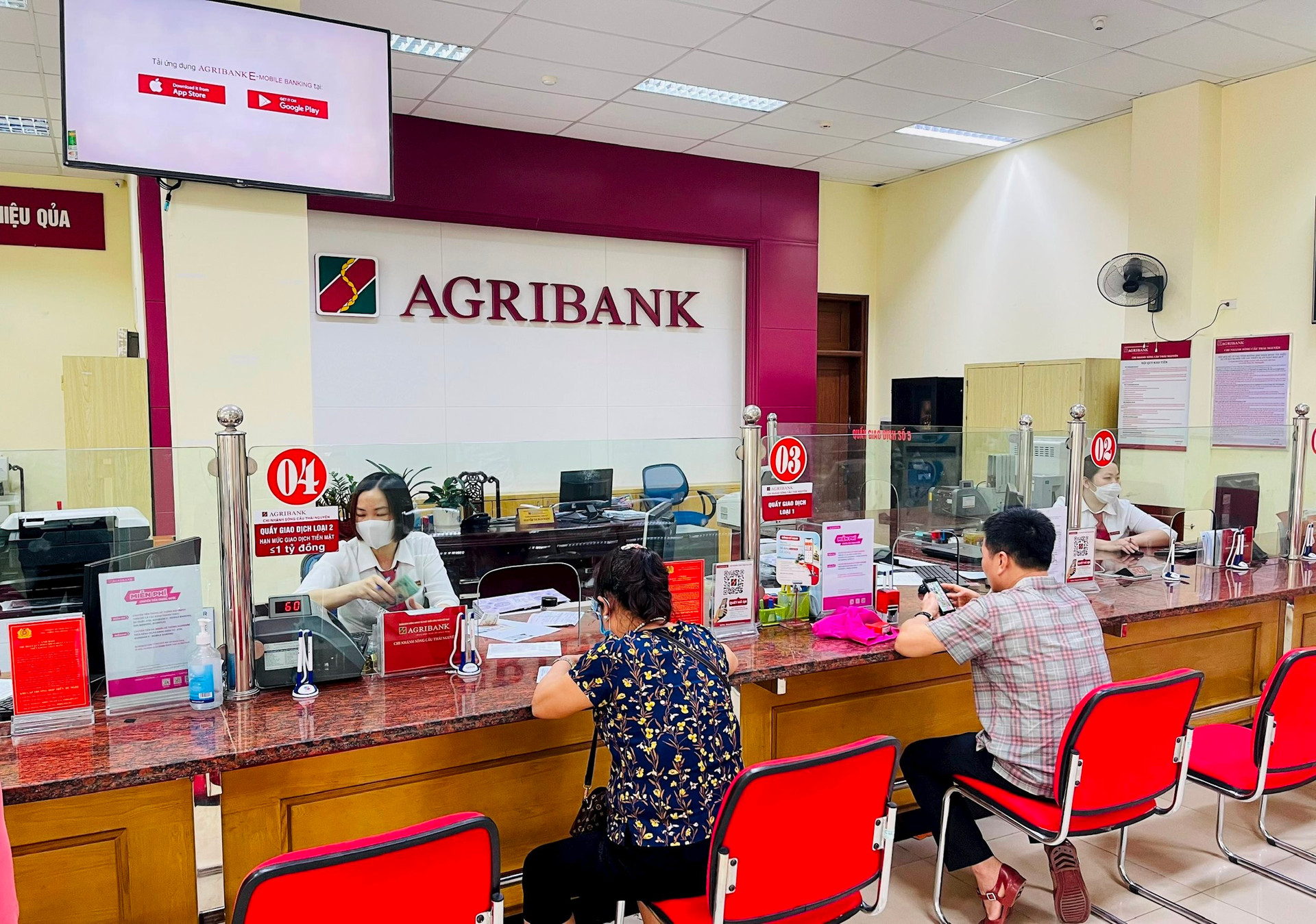 Nhiều ngân hàng công bố cho vay để trả nợ trước ngân hàng khác.