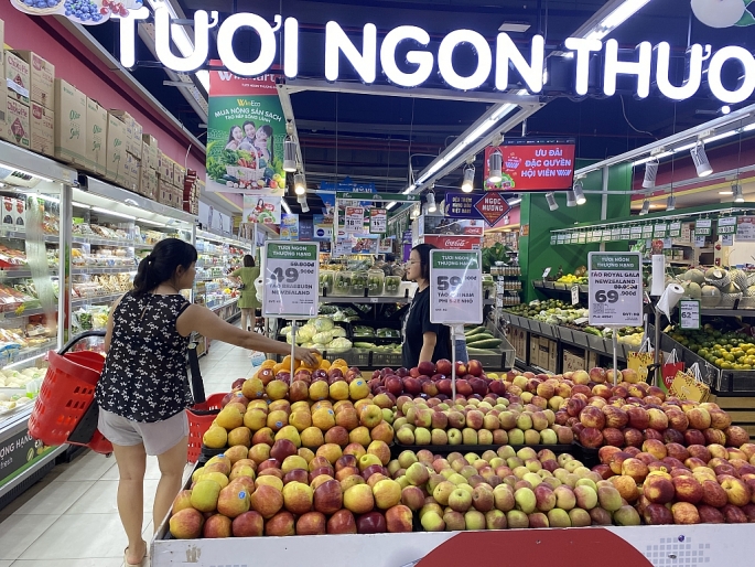 Người dân mua sắm tại Siêu thị VinEco. Ảnh: Nguyễn Vũ