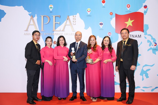 anh-2-dai-dien-ban-lanh-dao-ngan-hang-tmcp-bac-a-trong-le-trao-giai-16965860955921075184196-7094.jpg
