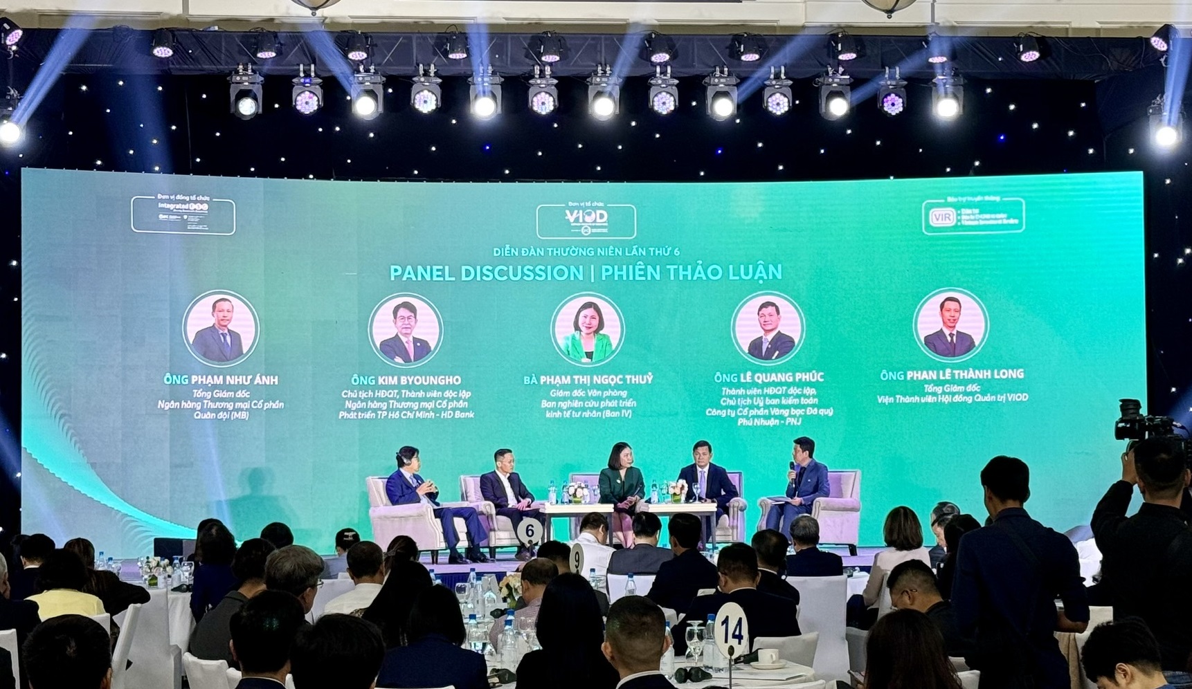 Các diễn giả thảo luận tại diễn đàn thường niên về Quản trị công ty lần thứ 6 với chủ đề “Khơi nguồn tài chính xanh và Quản trị xanh”