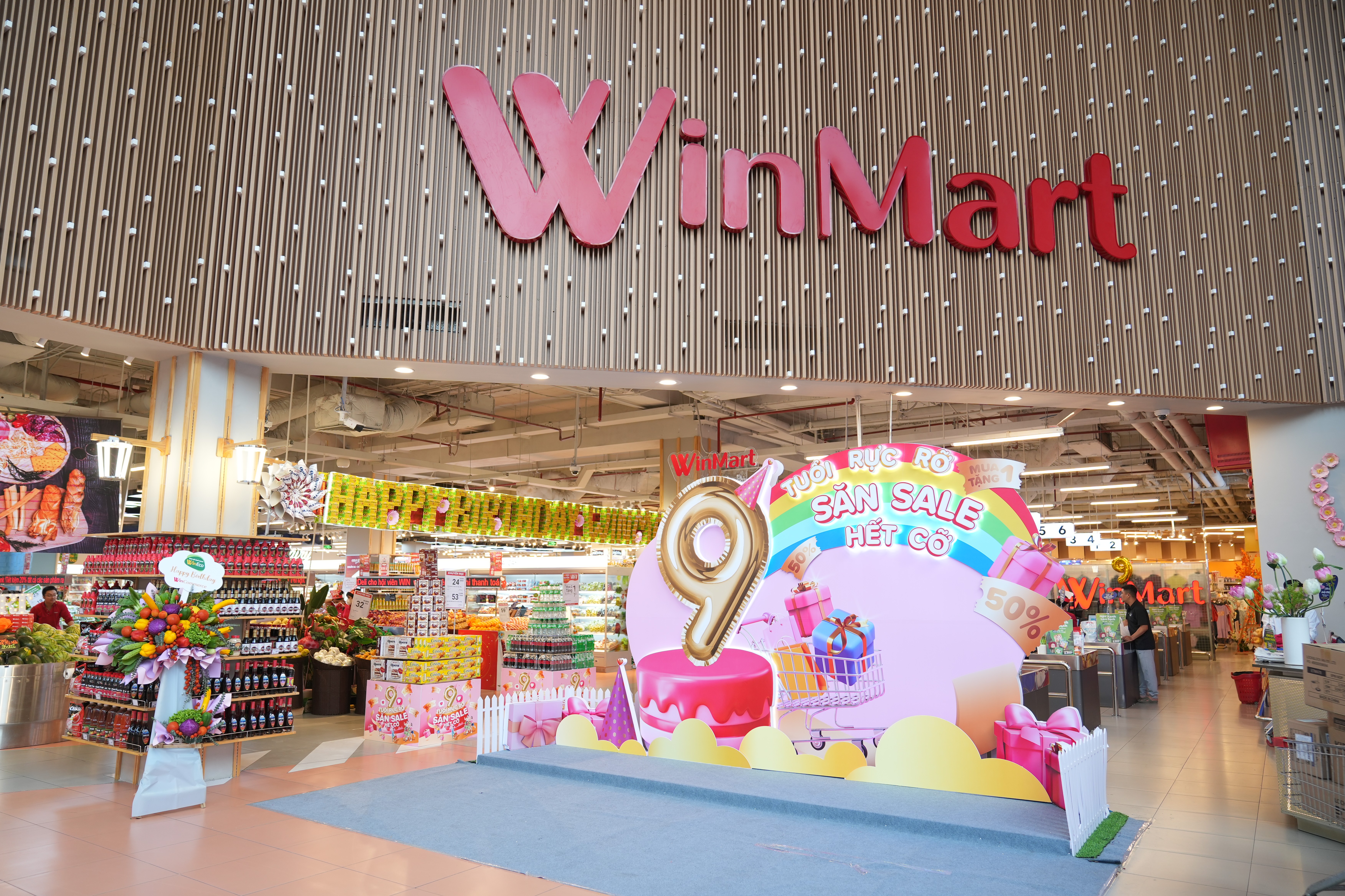 Ngoài không gian trang trí sinh nhật bắt mắt, WinCommerce còn chuẩn bị các chương trình ưu đãi dành riêng tới khách hàng của hệ thống.