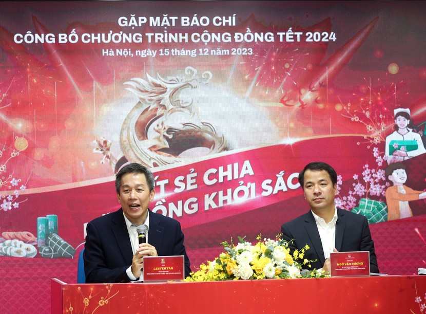 Ông Lester Tan, Tổng giám đốc SABECO (trái) và ông Ngô Văn Cương, Bí thư Trung ương Đoàn trả lời báo chí