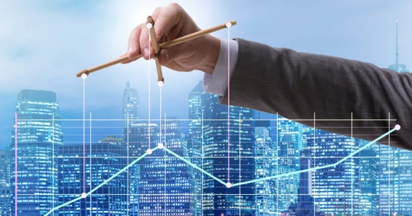 Biểu hiện dễ nhận thấy nhất của một cổ phiếu bị thao túng là diễn biến giá tăng giảm bất thường trong thời gian ngắn dù không có thông tin nổi bật về tình hình kinh doanh.