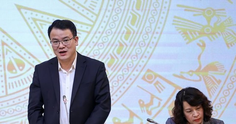 Thứ trưởng Bộ KH&ĐT Trần Quốc Phương trả lời câu hỏi phỏng vấn của báo chí. Nguồn: VGP