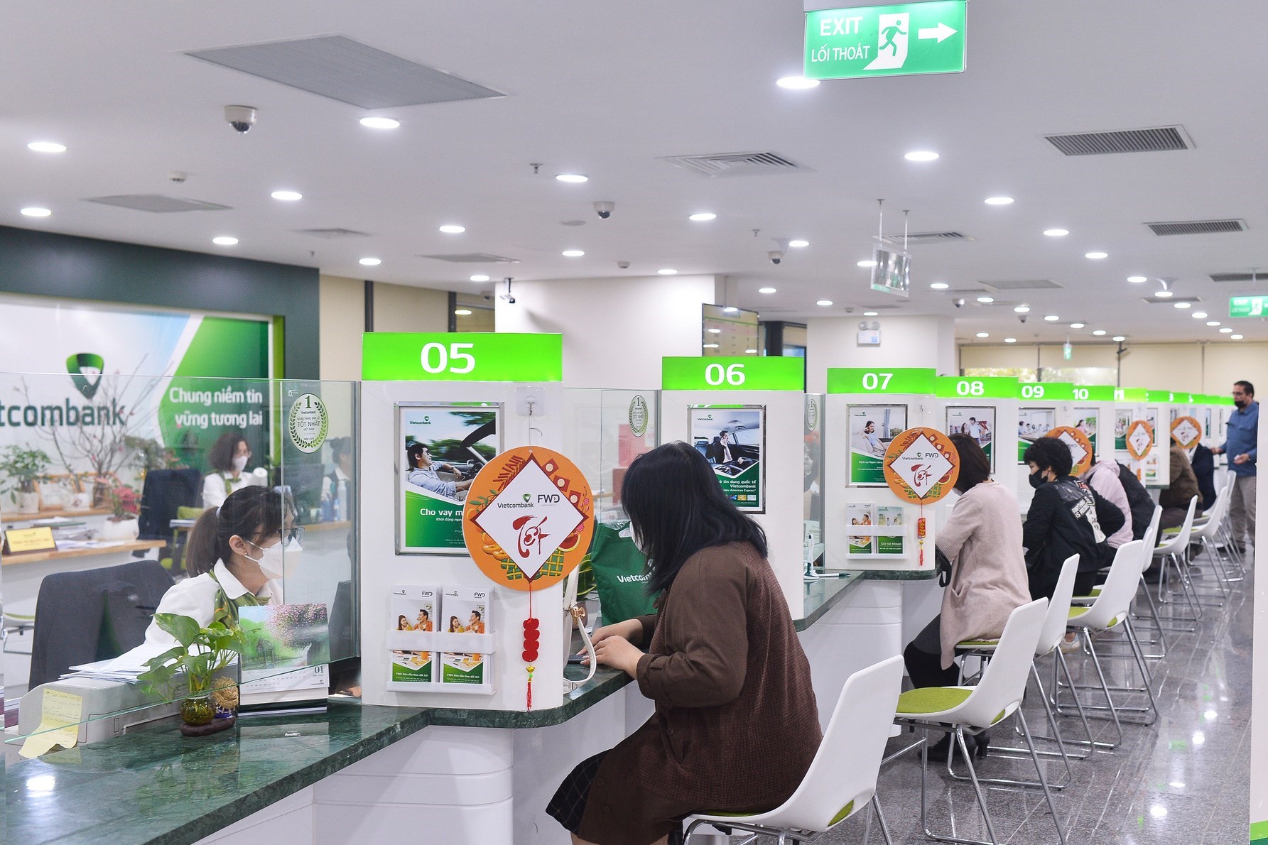 Hai Big 4 tiếp tục giảm mạnh lãi suất huy động, kỳ vọng lãi suất cho vay giảm nhanh hơn.