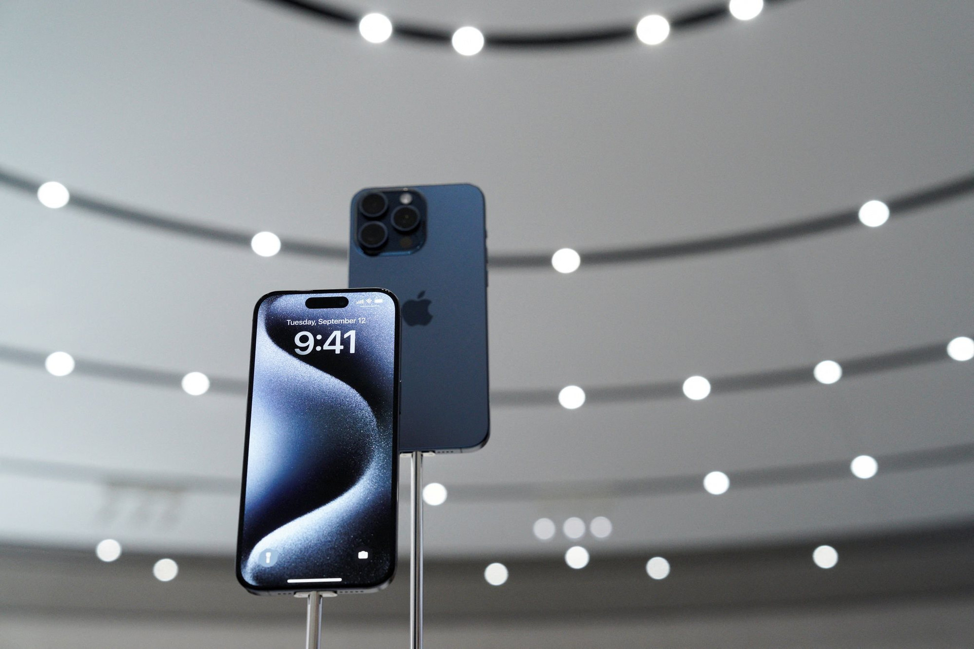 iPhone 15 chưa về Việt Nam nhưng giá đã "nhảy múa", mua ở đâu rẻ nhất?