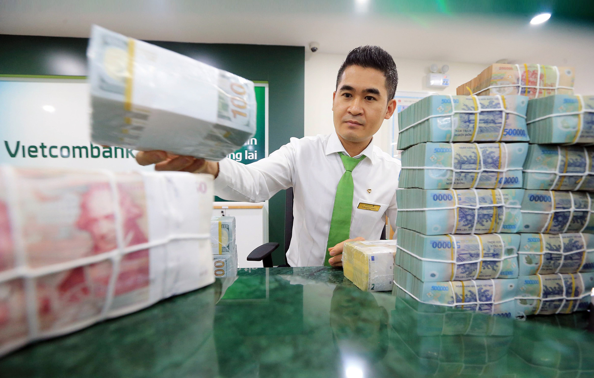 Lãi suất huy động tiếp tục giảm mạnh.