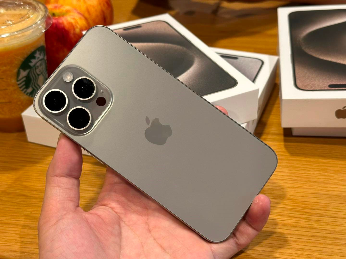 Mở hộp iPhone 15 Pro Max giá 70 triệu đồng tại Việt Nam