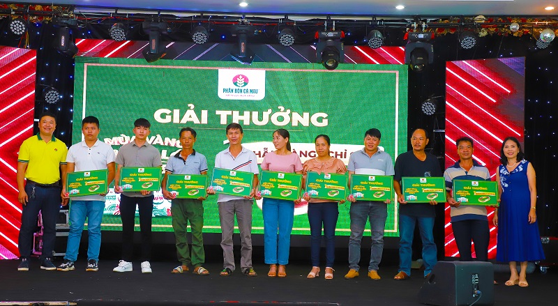 Mua phân bón NPK Cà Mau nông dân trúng được vàng.