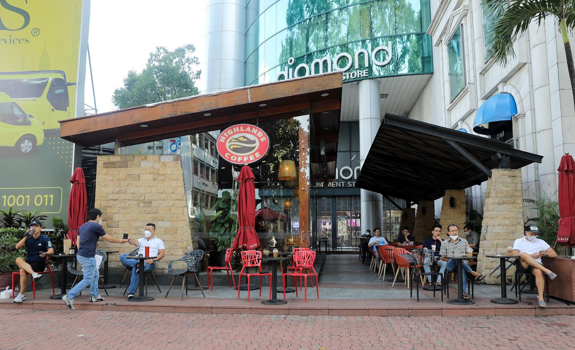 Dù có doanh thu "khủng" nhưng lợi nhuận sau thuế của Highlands Coffee lại khá trồi sụt trong 3 năm gần nhất. Ảnh minh họa, nguồn - Int
