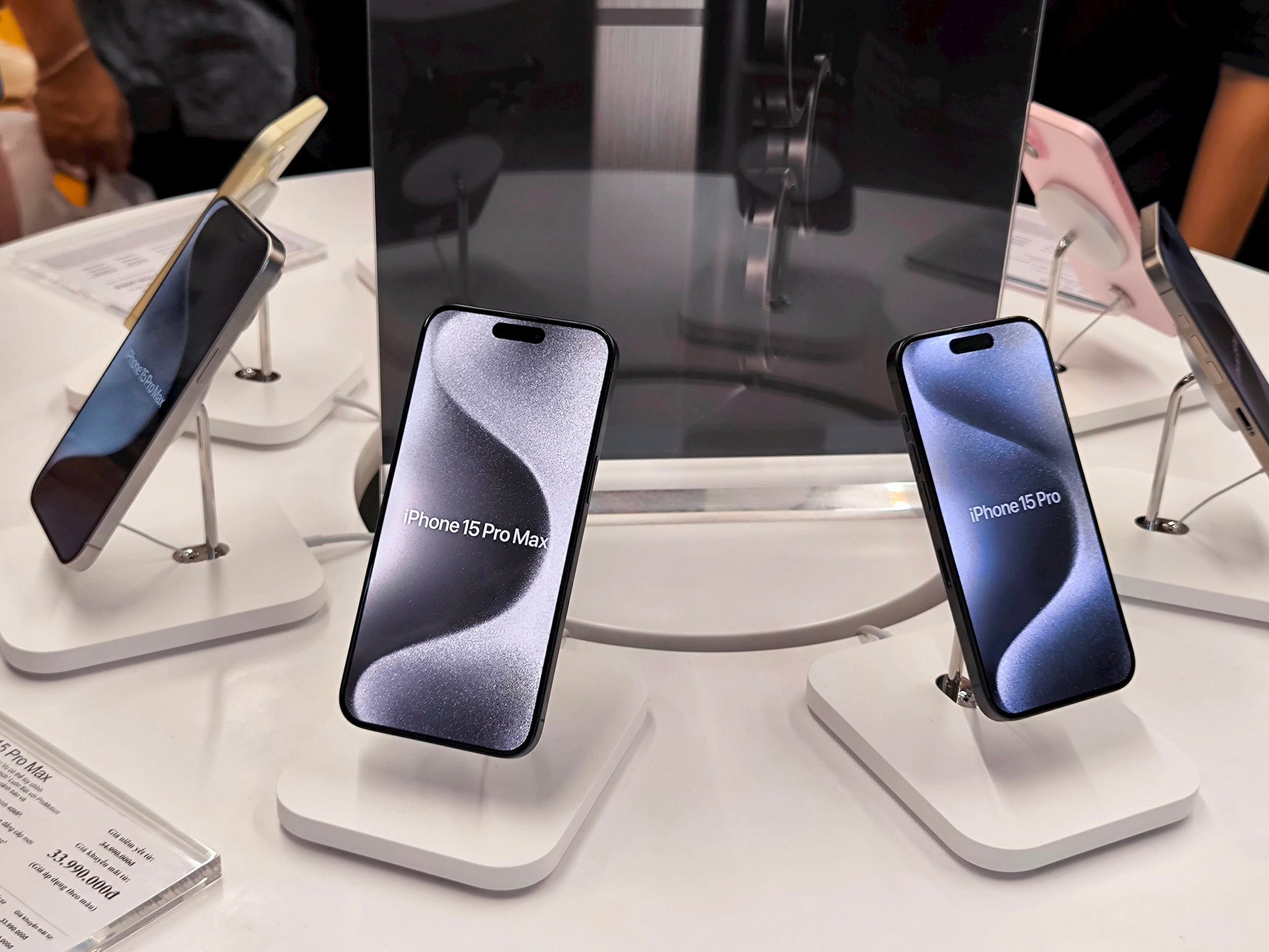 iPhone 15 chính thức mở từ 0h tại Việt Nam: Các hệ thống cháy sạch hàng, thu về trăm tỷ trong 1 đêm