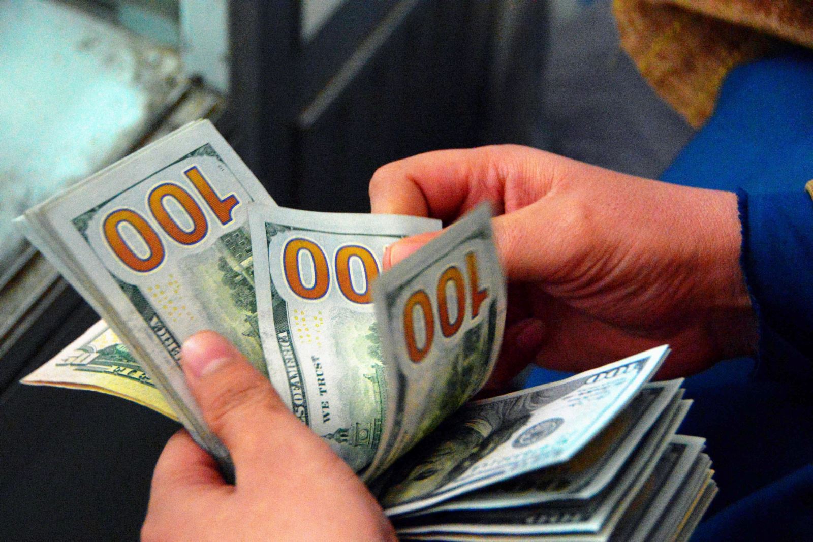 Tỷ giá USD/VND tại các ngân hàng giảm mạnh.