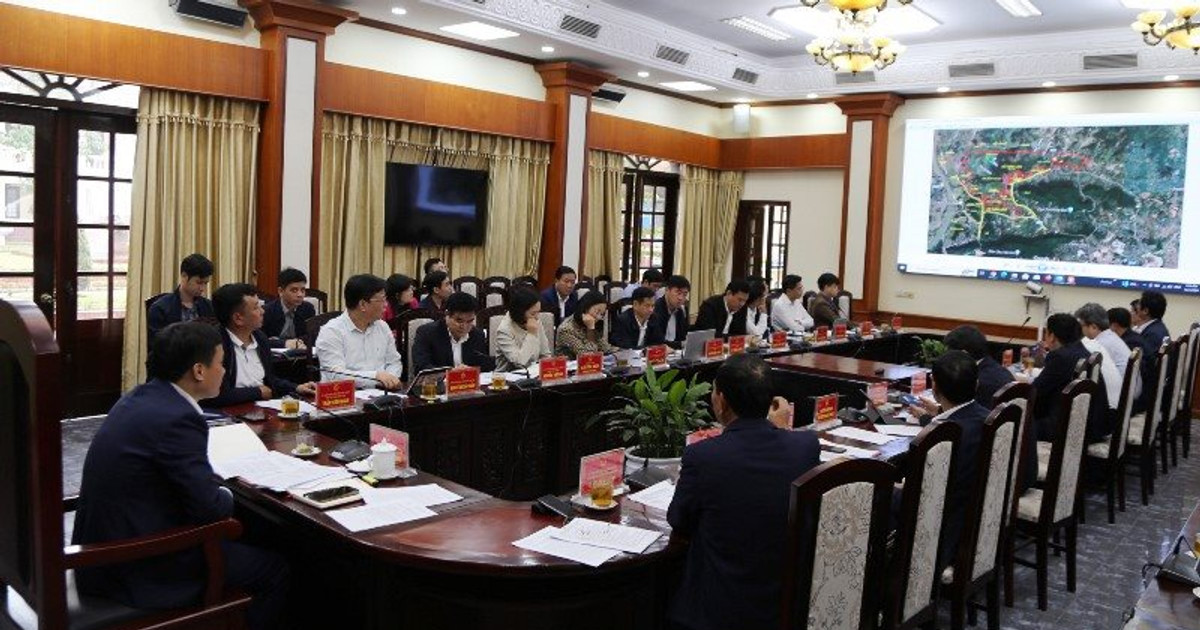 UBND tỉnh Hải Dương xem xét nội dung đề xuất triển khai dự án đầu tư khu du lịch sinh thái hồ Thanh Long (Chí Linh) - Ảnh Cổng thông tin điện tử tỉnh Hải Dương