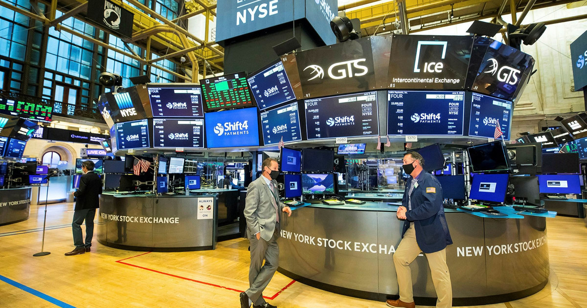 S&P lập kỷ lục mới trên 5.000 điểm nhờ loạt tin tích cực