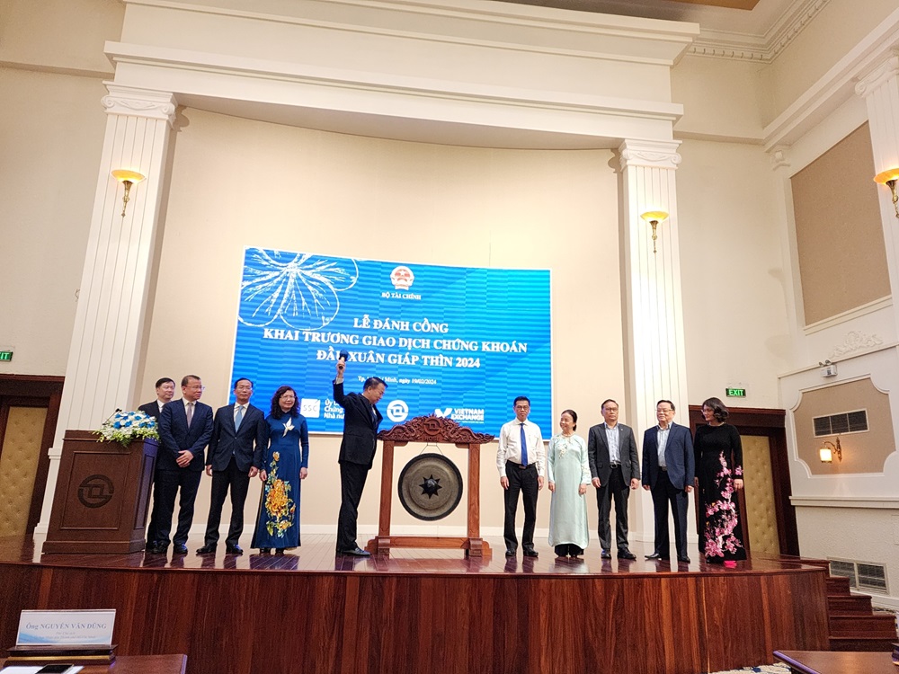 Thứ trưởng Nguyễn Đức Chi đánh cồng khai trương giao dịch Xuân Giáp Thìn 2024