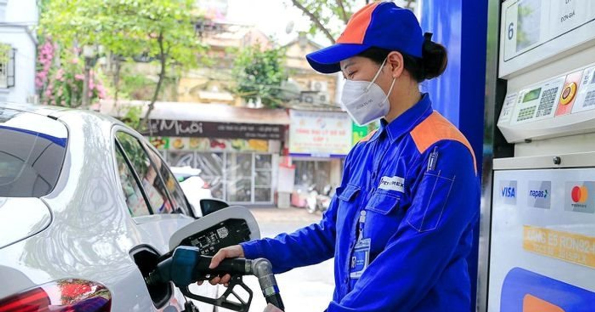 Chiều ngày 19/2, giá xăng tăng, giá dầu giảm
