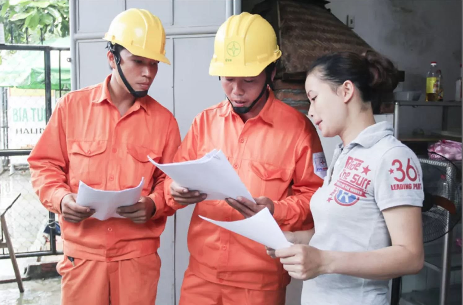 Chuyên gia bày tỏ quan ngại về việc người dân phải bù chéo giá điện theo dự thảo Quyết định của Thủ tướng về cơ cấu giá bán lẻ điện của Bộ Công thương. Ảnh minh họa.