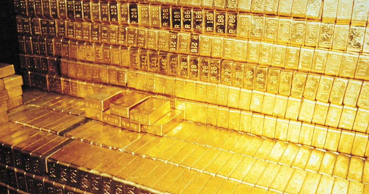 Giá vàng thế giới tạm rời ngưỡng cao kỷ lục