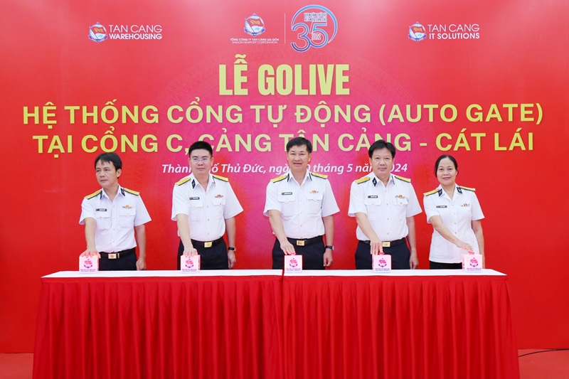 Các đại biểu ấn nút Golive hệ thống Cổng tự động tại Cổng C – Cảng Tân cảng Cát Lái