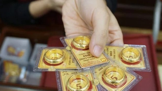 Giá vàng nhẫn tăng mạnh, thu hẹp khoảng cách với giá vàng SJC chỉ còn 980.000 đồng/lượng