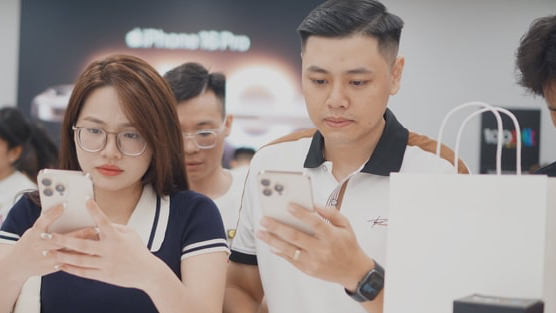 Hàng nghìn khách Việt nhận iPhone 16 trong đêm