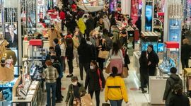 Người Mỹ vẫn mạnh tay tiêu dùng bất chấp giá năng lượng cao