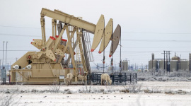 OPEC+ hoãn họp, giá dầu xuống dưới 75 USD/thùng