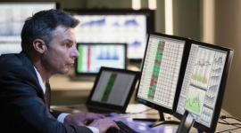 Phiên 14/11: Khối ngoại thẳng tay bán ròng gần 1.000 tỷ đồng trên HOSE, ngược chiều gom mạnh một mã