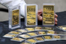Ngân hàng tăng giá USD, giá vàng tiếp tục “leo thang”