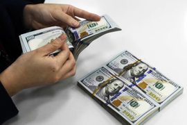 Ngân hàng giảm giá USD bất chấp tỷ giá trung tâm tăng mạnh
