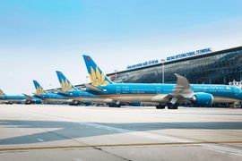 Lỗ thêm 2,2 nghìn tỷ đồng trong quý 3, thu nhập lãnh đạo Vietnam Airlines vẫn tăng mạnh
