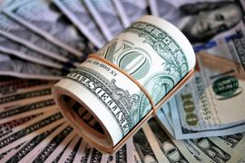 Ngân hàng tăng giá USD, giá vàng nhẫn quay đầu giảm