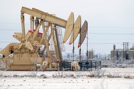 OPEC+ hoãn họp, giá dầu xuống dưới 75 USD/thùng