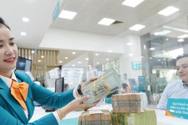 Lãi suất tiền gửi tiết kiệm tiếp tục giảm