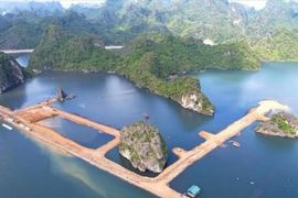 Quảng Ninh xử phạt 'ông chủ' dự án quây núi đá vịnh Hạ Long làm 'hòn non bộ' 125 triệu đồng