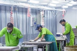 Kinh tế Trung Quốc có dấu hiệu tăng trưởng nhờ sản lượng, doanh số bán lẻ cao hơn