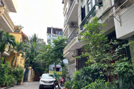 Nhà đầu tư rút tiền tiết kiệm săn “hàng ngộp”