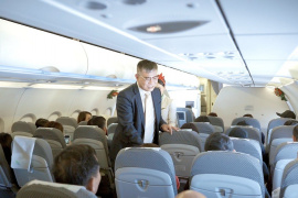 Tổng Giám đốc Bamboo Airways tặng quà giáng sinh cho những hành khách may mắn