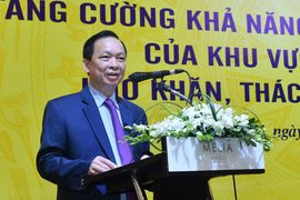 Phó Thống đốc Thường trực Đào Minh Tú: Các ngân hàng đang đứng giữa 'hai dòng nước'