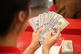 Tỷ giá USD trung tâm lần đầu tiên vượt mốc 24.000 đồng, lên cao nhất lịch sử