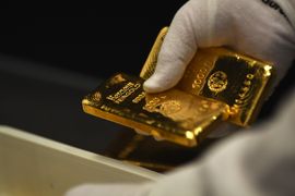 Đồng USD mạnh lên gây áp lực lên vàng