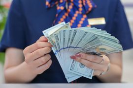 Tỷ giá trung tâm lại vượt mốc 24.000 VND, ngân hàng đồng loạt tăng mạnh giá USD