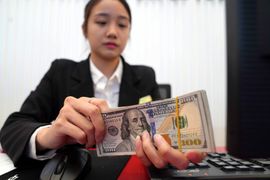 Tỷ giá USD/VND “hạ nhiệt”, giá vàng tiếp tục “cài số lùi”