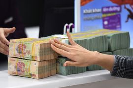 Vay lãi suất thấp để trả nợ trước hạn ngân hàng khác: Có dễ không?
