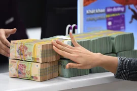Vay lãi suất thấp để trả nợ trước hạn ngân hàng khác: Có dễ không?