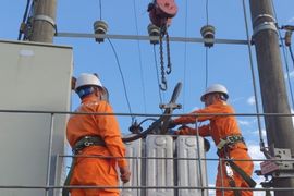 EVN đứng trước thách thức cân đối tài chính, không tăng giá điện không giải quyết được lỗ luỹ kế